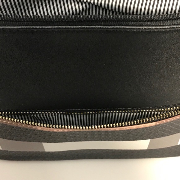 Deluxity Light Crossbody/Shoulder Bag - Picture 6 of 7